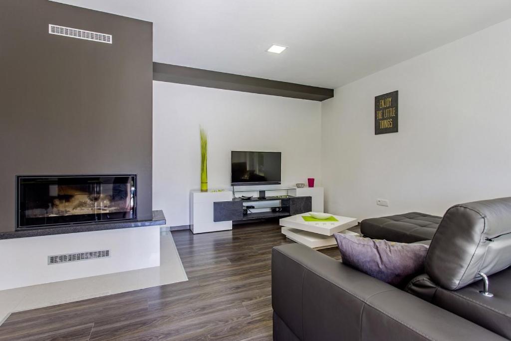 Televízia a/alebo spoločenská miestnosť v ubytovaní Villa Mate in Kuhari - Haus für 8 Personen