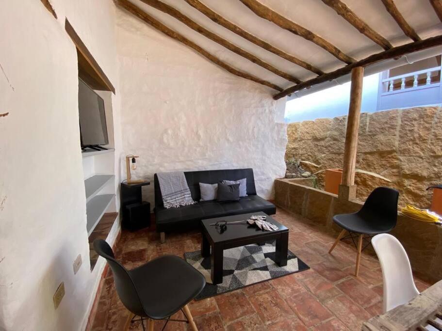 sala de estar con sofá, sillas y mesa en CASA CAFUNE - BARICHARA, en Los Cedros