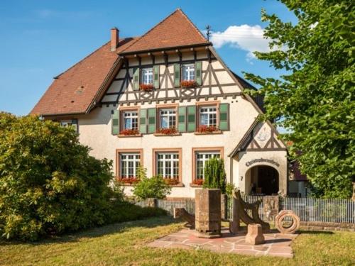 ein großes weißes Haus mit braunem Dach in der Unterkunft Landhaus Christophorus in Forbach