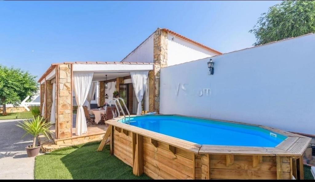 Bazén v ubytovaní Casa Rural VILLAMADA alebo v jeho blízkosti