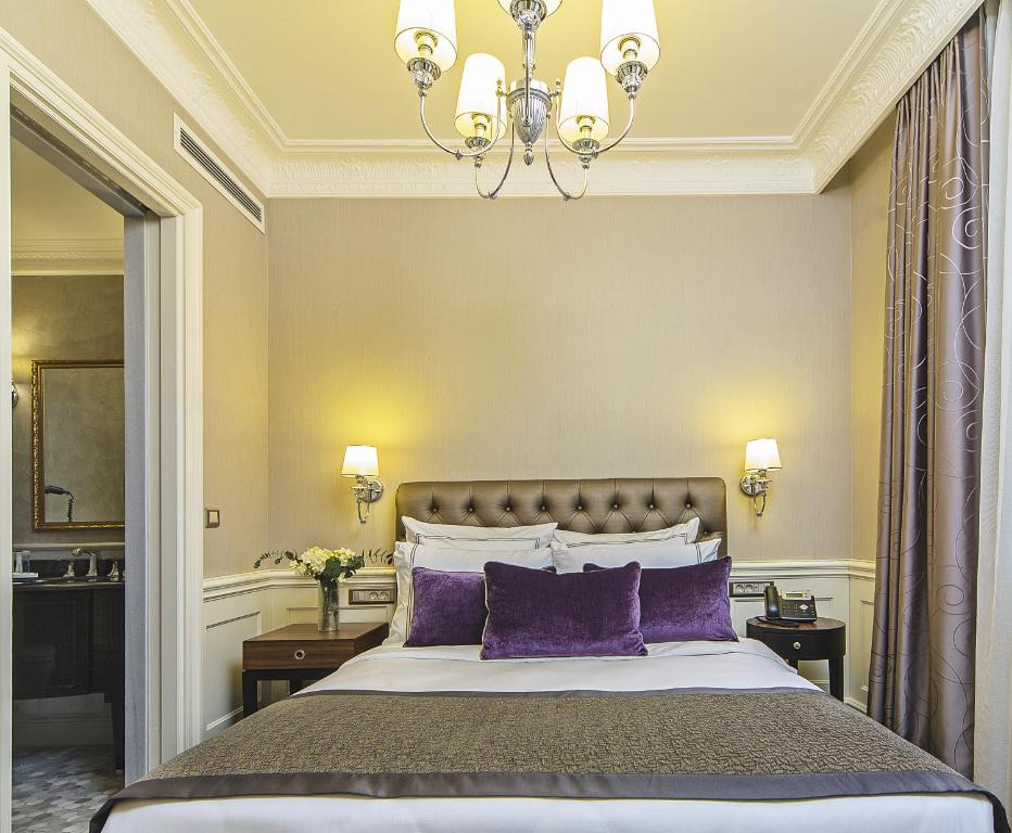 A bed or beds in a room at Meroddi Bagdatliyan Hotel