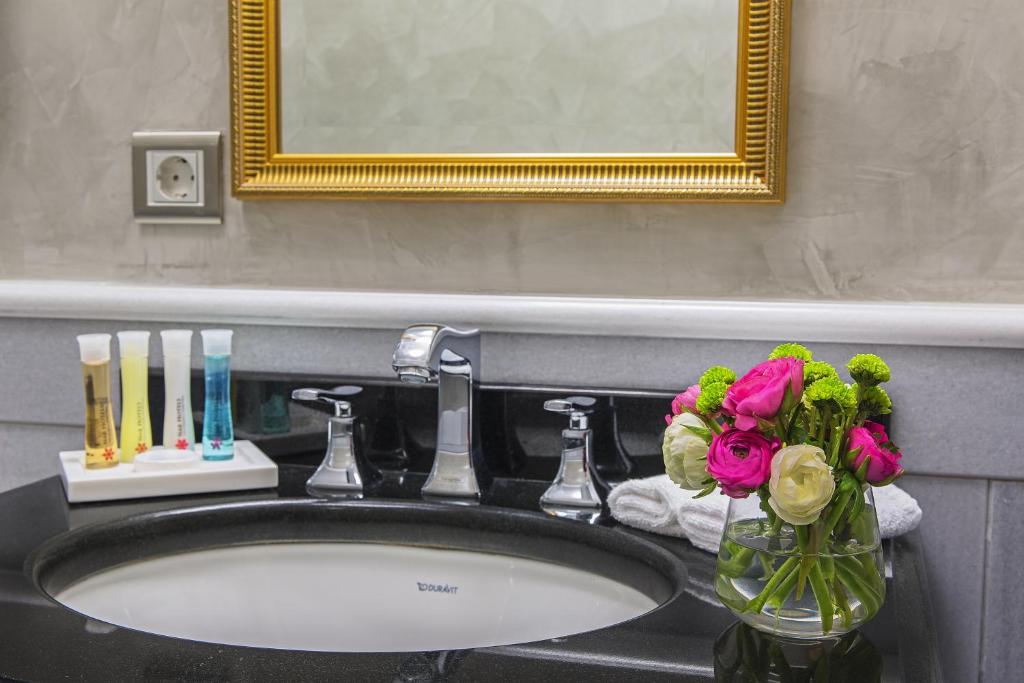 A bathroom at Meroddi Bagdatliyan Hotel