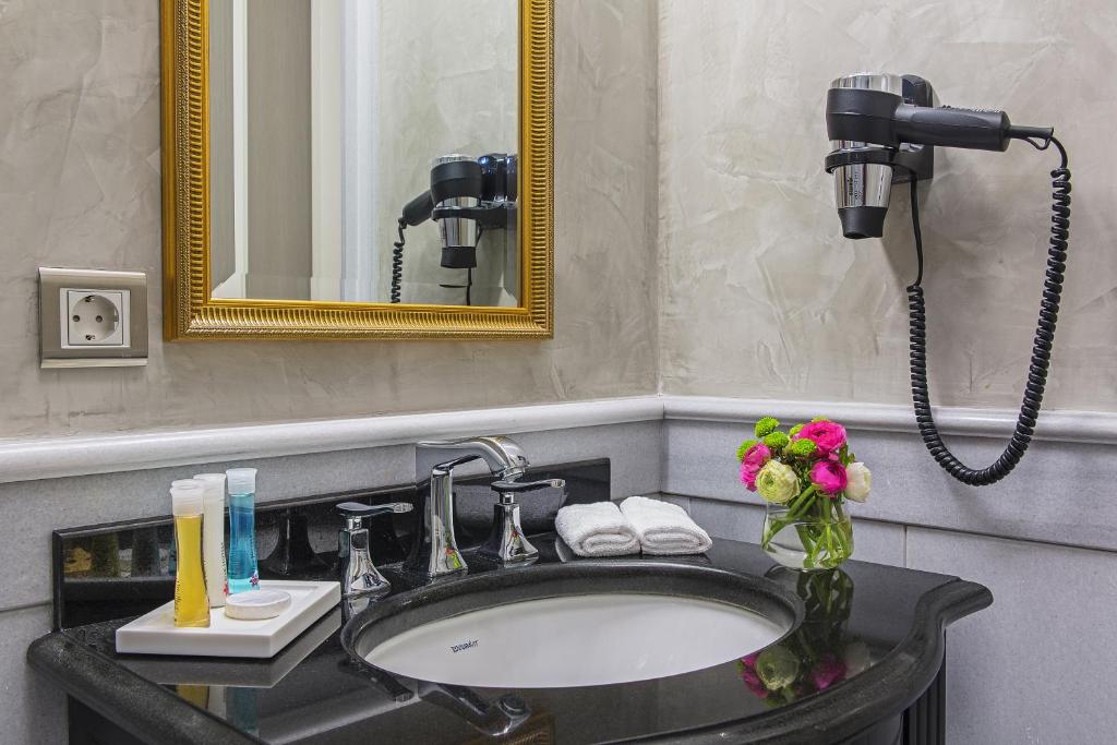 A bathroom at Meroddi Bagdatliyan Hotel