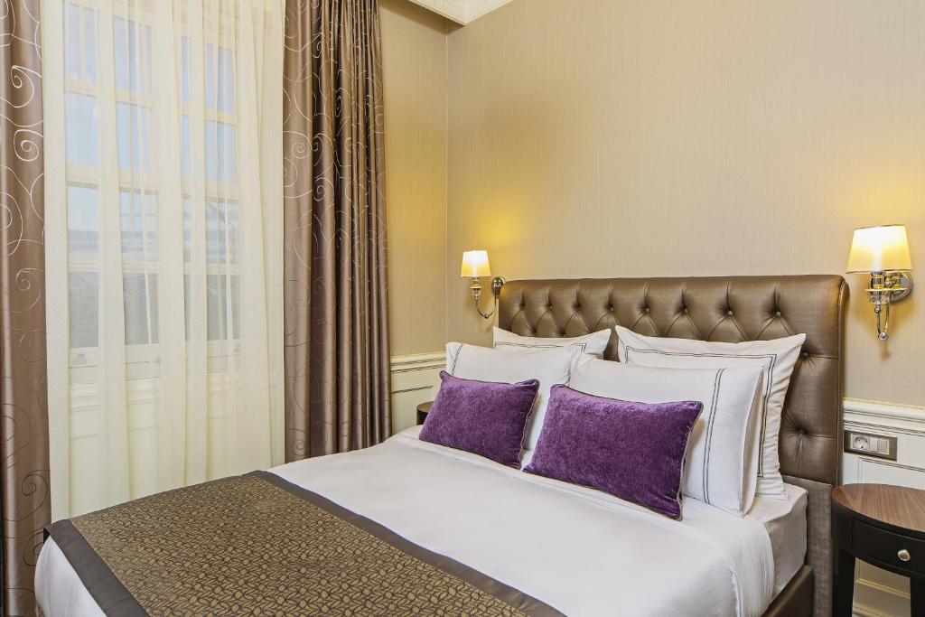 A bed or beds in a room at Meroddi Bagdatliyan Hotel