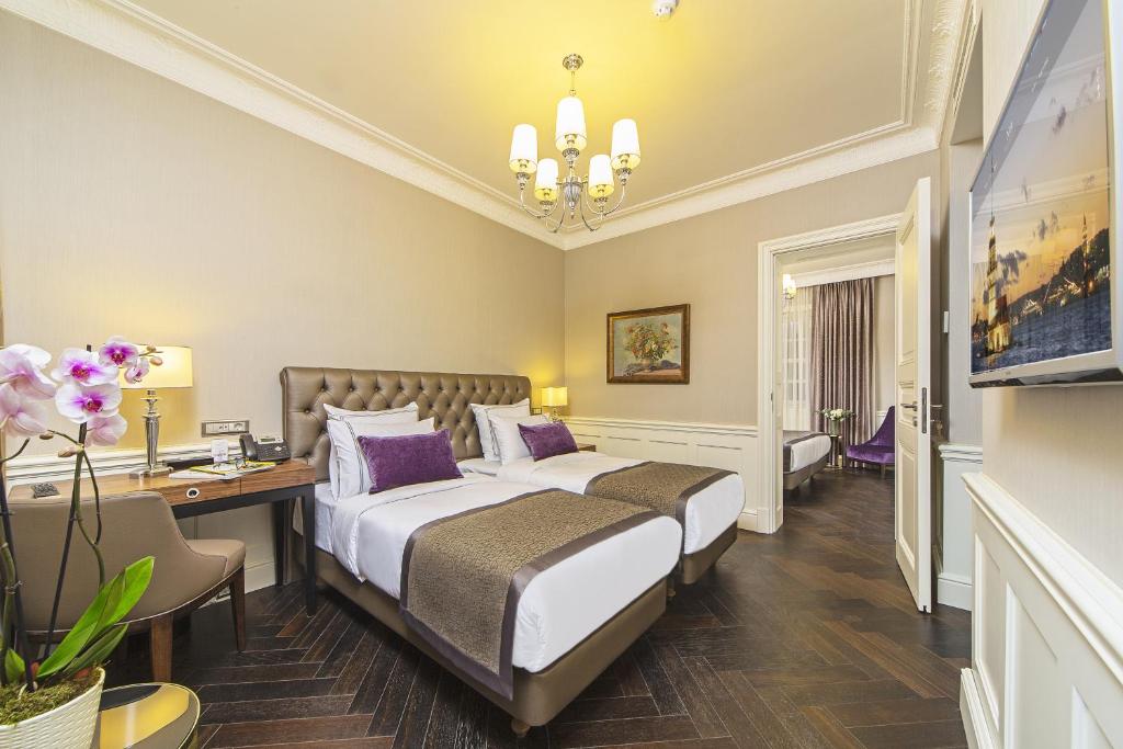 A bed or beds in a room at Meroddi Bagdatliyan Hotel