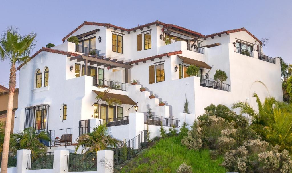 una casa bianca su una collina con palme di North Beach Villa a San Clemente