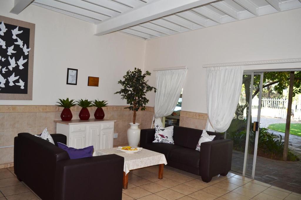 Area soggiorno di Dove's Nest Guest House
