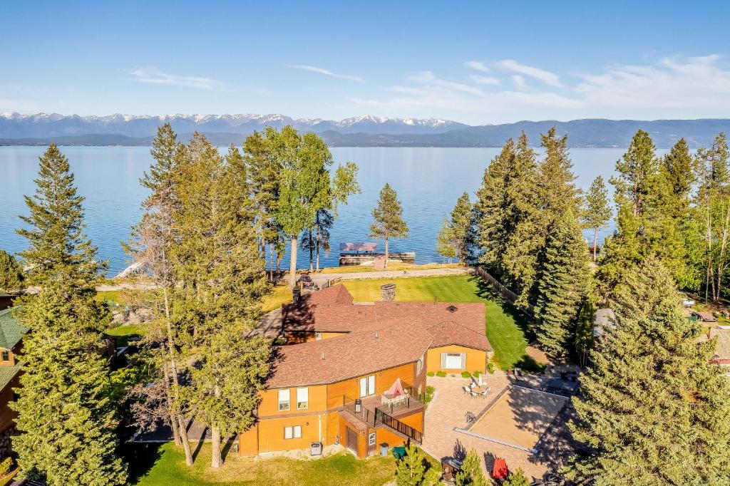Flathead Lake Villa - Full Property في Lakeside: اطلالة جوية على بيت كبير فيه اشجار
