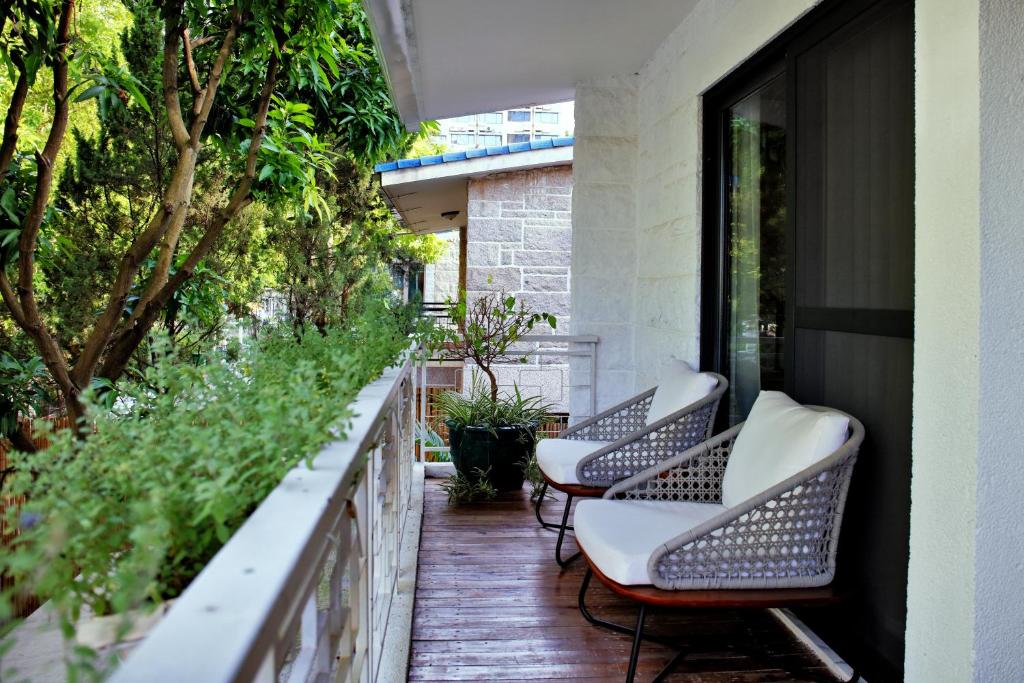 Posezení v ubytování 6號花園別墅酒店 Shenzhen No'6 Garden Villa --French Window with garden view,Close to Sea World &Shekou Ferry Port &K11 Ecoast &Subway Nearby ,Offer Western food and coffee &English speaking with tour services