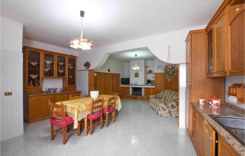 eine Küche und ein Esszimmer mit einem Tisch und Stühlen in der Unterkunft Stunning Apartment In Cessaniti With House A Panoramic View in Cessaniti