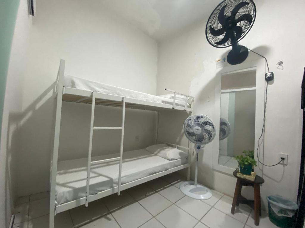 Habitación con litera y espejo. en Guarnicê Hostel en São Luís