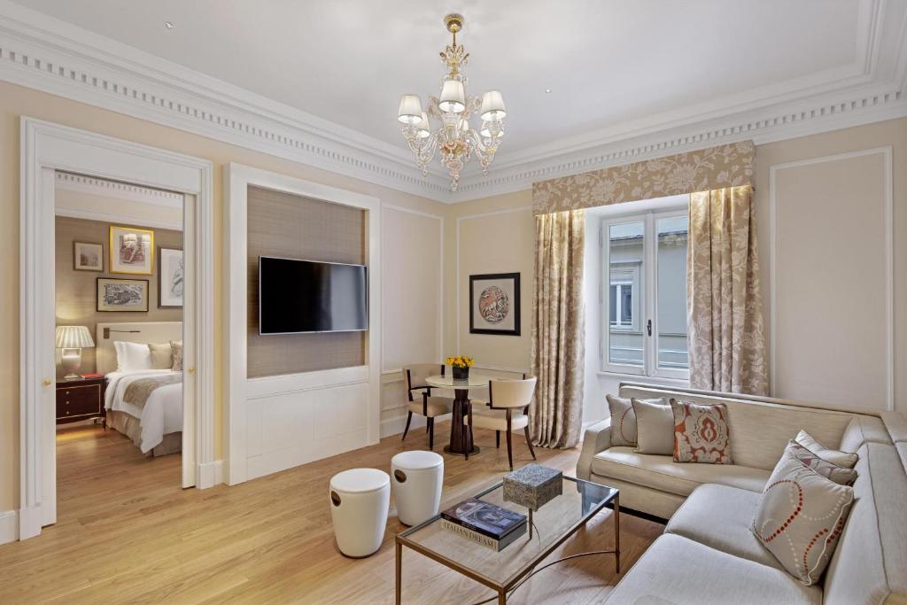 TV a/nebo společenská místnost v ubytování The St. Regis Rome
