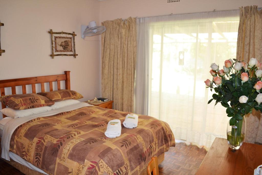 Letto o letti in una camera di Dove's Nest Guest House