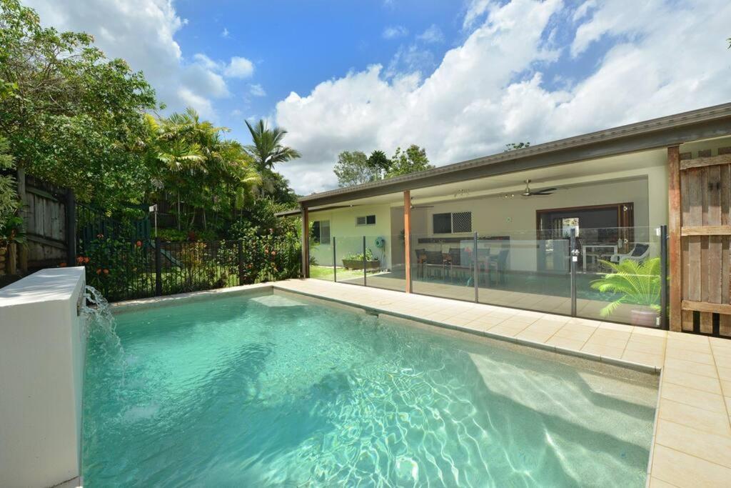 una piscina frente a una casa en Tropical Oasis en Freshwater