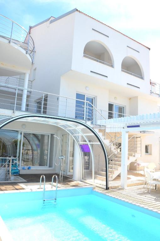 Bazén v ubytování Apartments Barbati nebo v jeho okolí