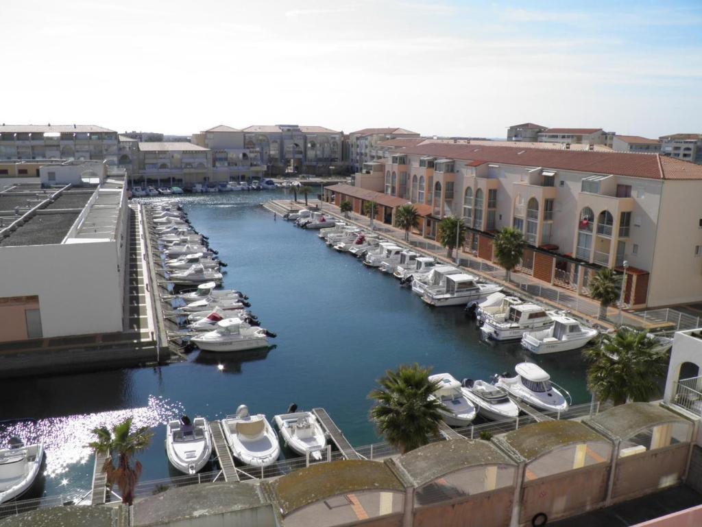 Photo de la galerie de l'établissement Appartement climatisé avec mezzanine, terrasse et parking, à 200m des plages, animaux admis - FR-1-338-123, à Sète