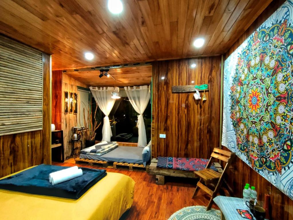 um quarto com 2 camas e uma parede de madeira em Gió bungalow em Sa Pa