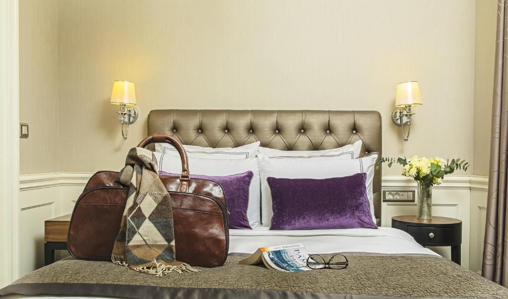 A bed or beds in a room at Meroddi Bagdatliyan Hotel