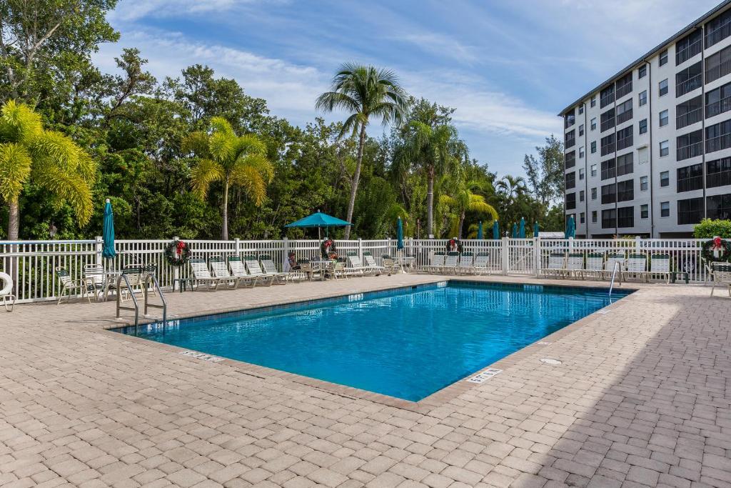 Estero Cove 352, 2 Bedrooms, Sleeps 4, 5th Floor, Elevator, Heated Pool - Housity