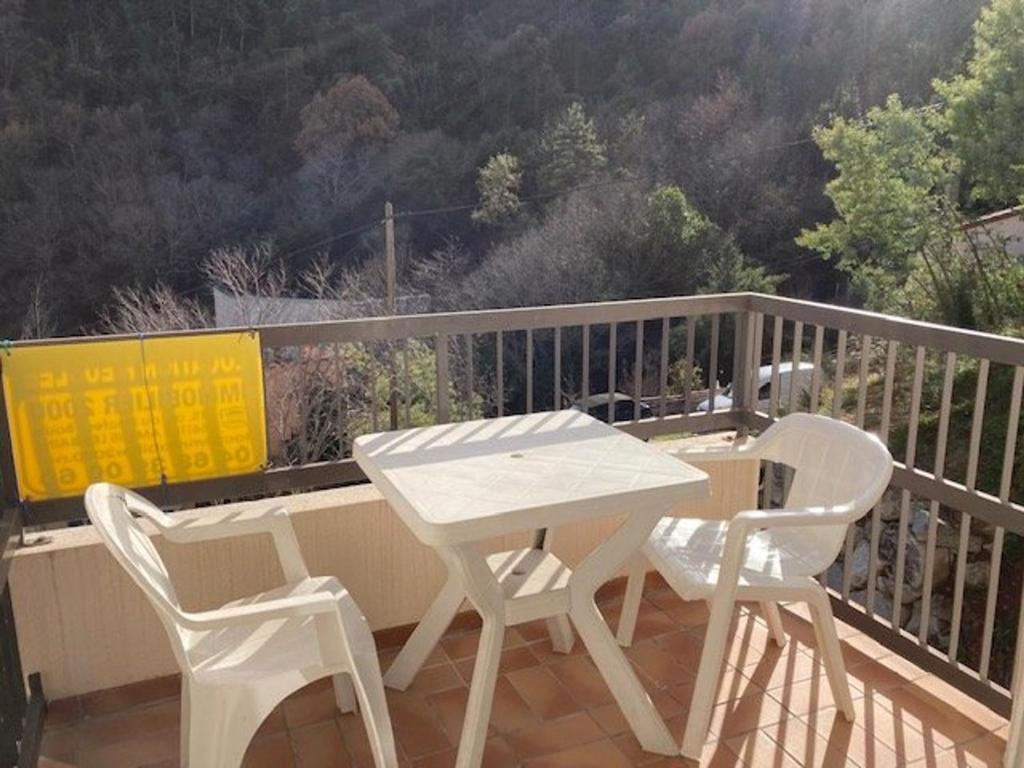 Balkon lub taras w obiekcie Studio 2 Couchages avec Balcon, Wi-Fi et Proche Thermes à Amélie-les-Bains - FR-1-703-9