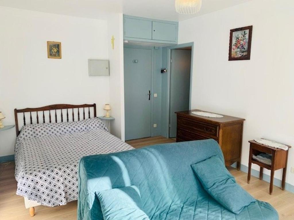 Posteľ alebo postele v izbe v ubytovaní Studio cosy avec balcon, parking et Wifi - 2 pers, proche thermes et centre ville - FR-1-703-11