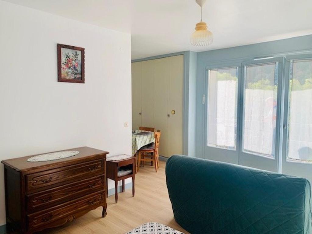 Posedenie v ubytovaní Studio cosy avec balcon, parking et Wifi - 2 pers, proche thermes et centre ville - FR-1-703-11