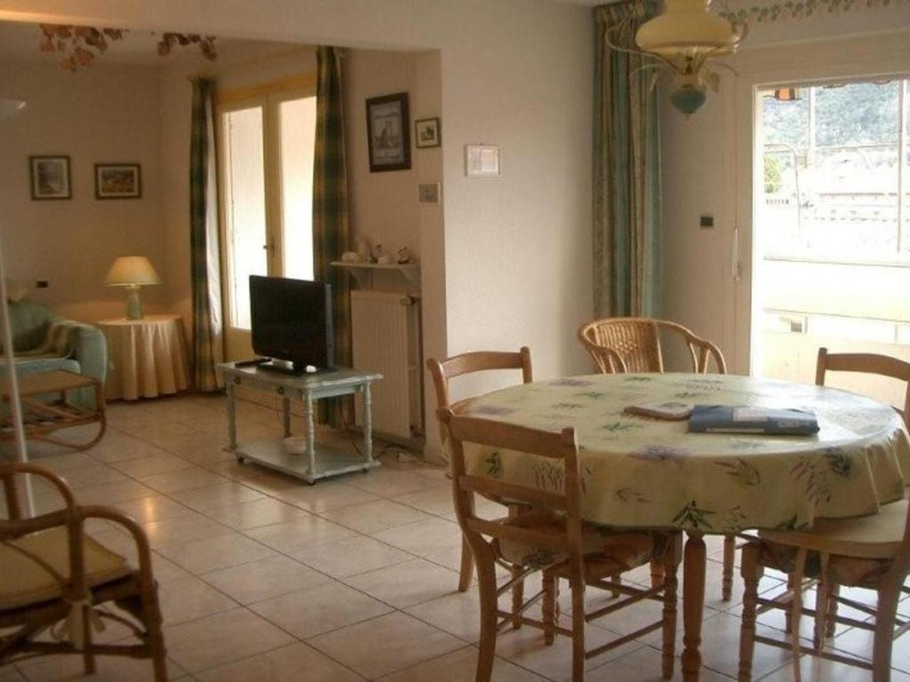 Televízia a/alebo spoločenská miestnosť v ubytovaní Charmant F2 avec Garage et Terrasse, 3 couchages, proche cures et centre-ville, Amélie-les-Bains - FR-1-703-12