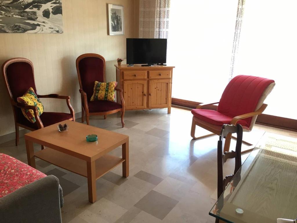 Televízia a/alebo spoločenská miestnosť v ubytovaní Appartement F2 avec Terrasse, Parking et WiFi, Animaux Acceptés, proche Amélie-les-Bains. - FR-1-703-13