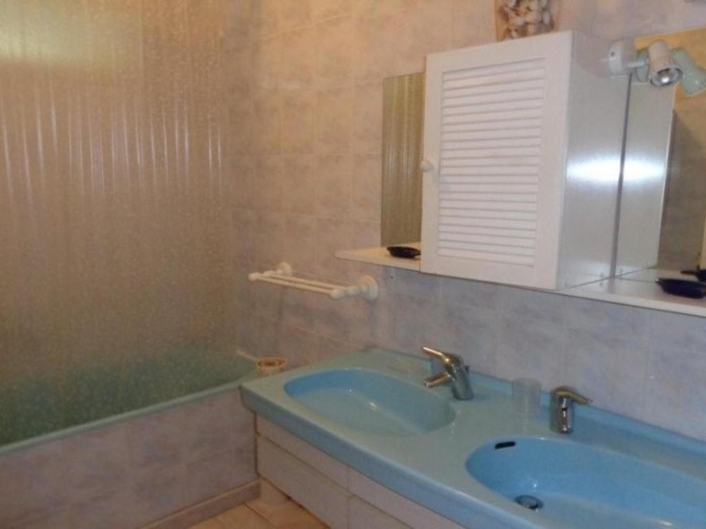 Kúpeľňa v ubytovaní Charmant F2 avec Garage et Terrasse, 3 couchages, proche cures et centre-ville, Amélie-les-Bains - FR-1-703-12