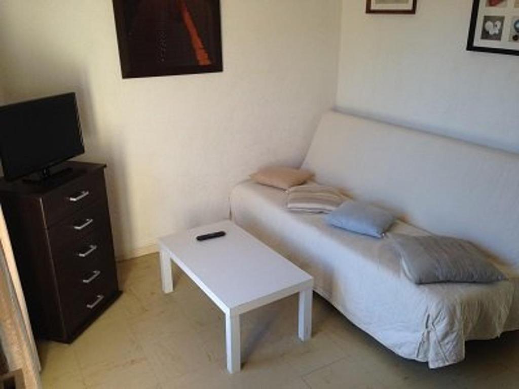 - une petite chambre avec un lit et une petite table dans l'établissement Appartement F2 avec terrasse, parking et ascenseur - 2/4 pers - Amélie-les-Bains - FR-1-703-47, à Amélie-les-Bains-Palalda