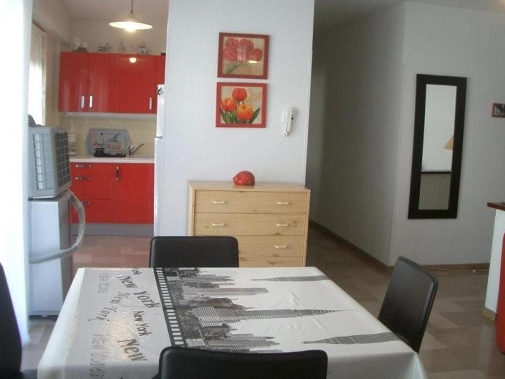 Kuchyňa alebo kuchynka v ubytovaní Appartement F2 climatisé, balcon, proche Thermes d'Amélie-les-Bains - FR-1-703-21