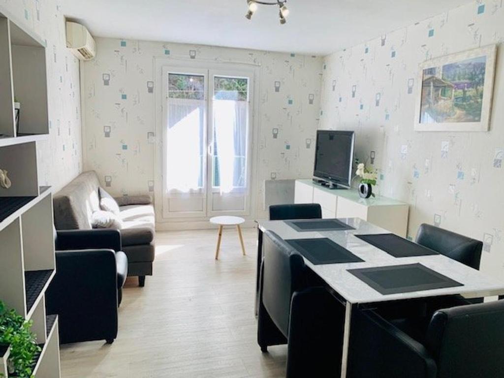 Televízia a/alebo spoločenská miestnosť v ubytovaní Appartement F3 rénové, 2 à 6 pers, clim, wifi, garage fermé, animaux OK, Amélie-les-Bains - FR-1-703-31