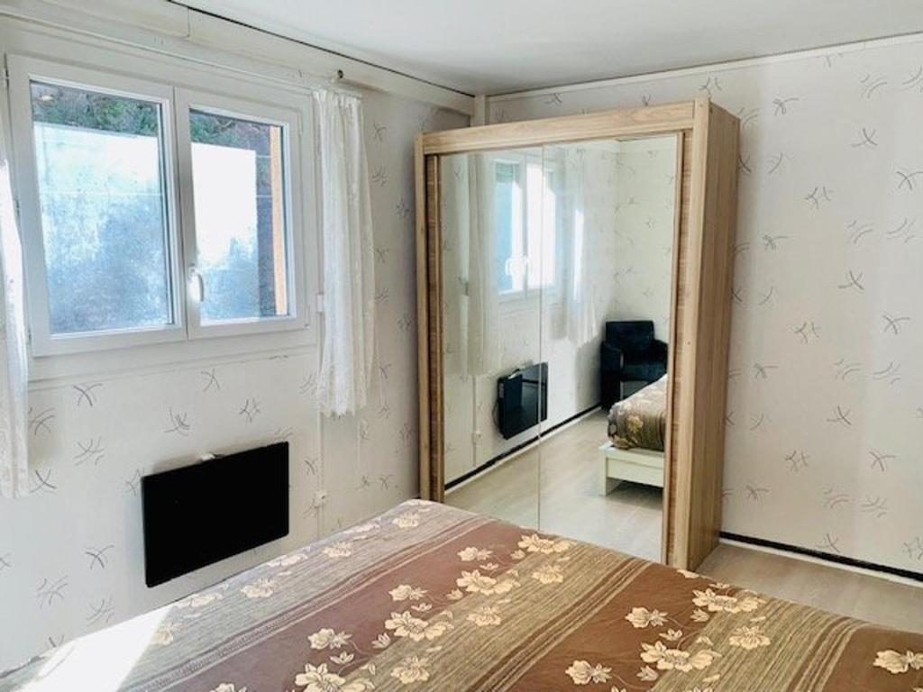 Televízia a/alebo spoločenská miestnosť v ubytovaní Appartement F3 rénové, 2 à 6 pers, clim, wifi, garage fermé, animaux OK, Amélie-les-Bains - FR-1-703-31