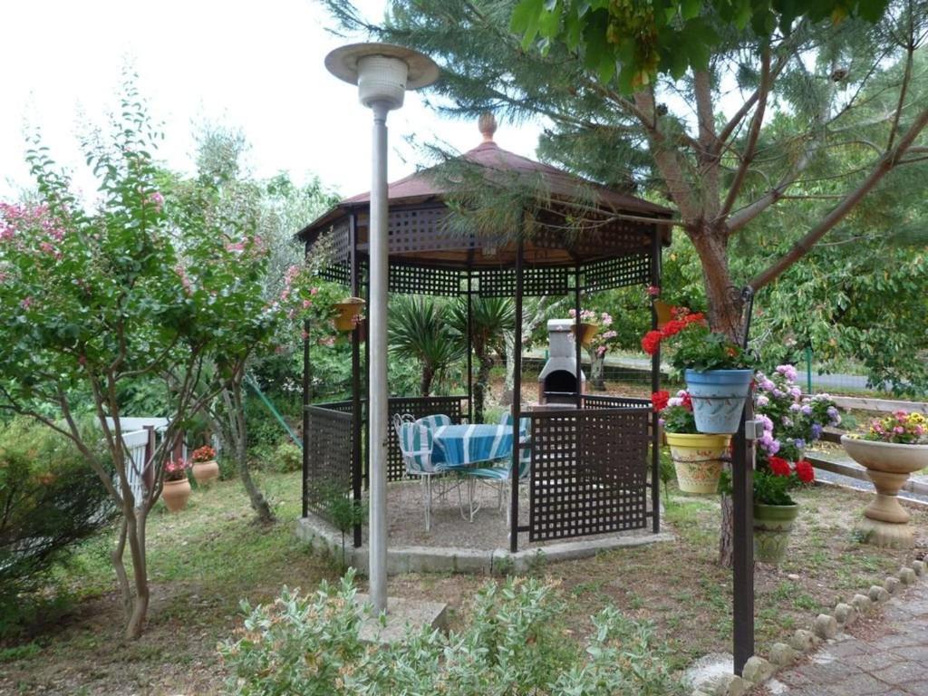 Vonkajšia záhrada v ubytovaní Maison F3 avec jardin, terrasse, parking, WIFI, animaux admis - Céret - FR-1-703-43