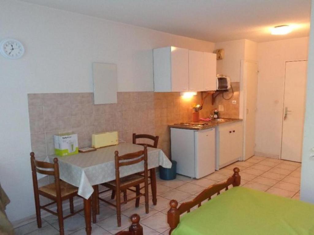 Kuchyňa alebo kuchynka v ubytovaní Studio cosy avec parking à 50m des Thermes, 2 couchages - Amélie-les-Bains - FR-1-703-55