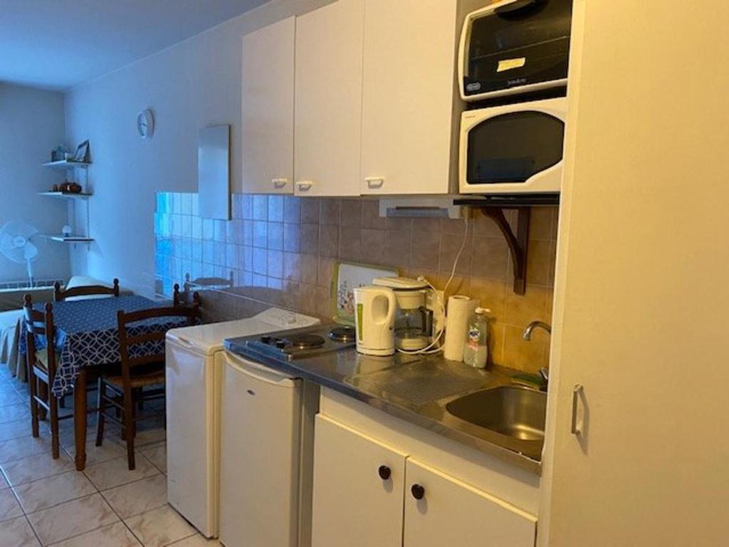 Kuchyňa alebo kuchynka v ubytovaní Studio cosy avec parking à 50m des Thermes, 2 couchages - Amélie-les-Bains - FR-1-703-55