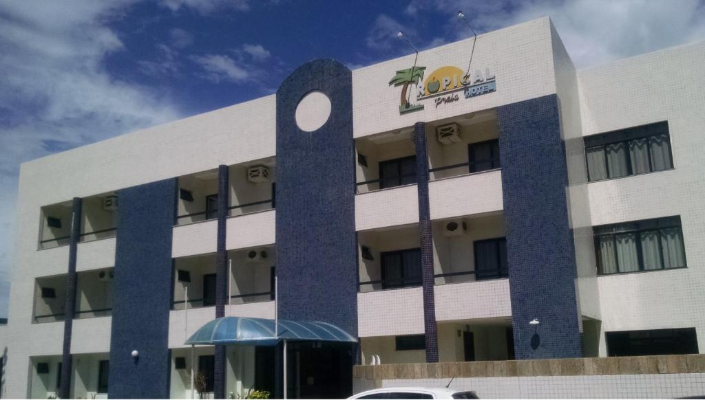 un gran edificio con una carta grande en Tropical Praia Hotel, en Aracaju