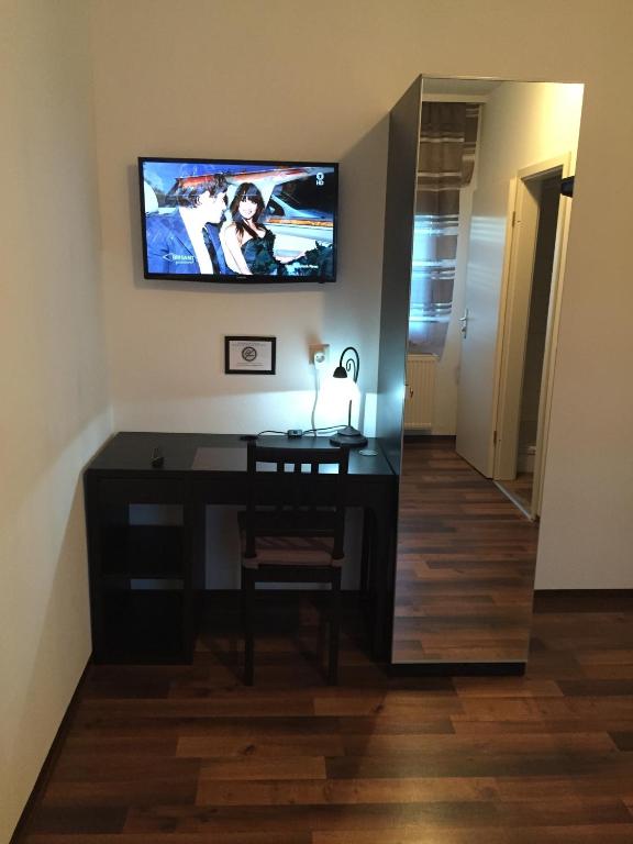 TV a/nebo společenská místnost v ubytování Hotel Engel