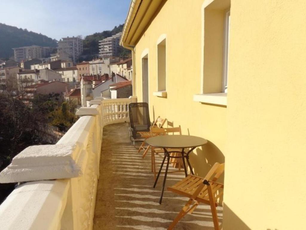 Un balcón con mesas y sillas en un edificio en Appartement Amélie-les-Bains-Palalda, 3 pièces, 4 personnes - FR-1-703-88, en Amélie-les-Bains-Palalda