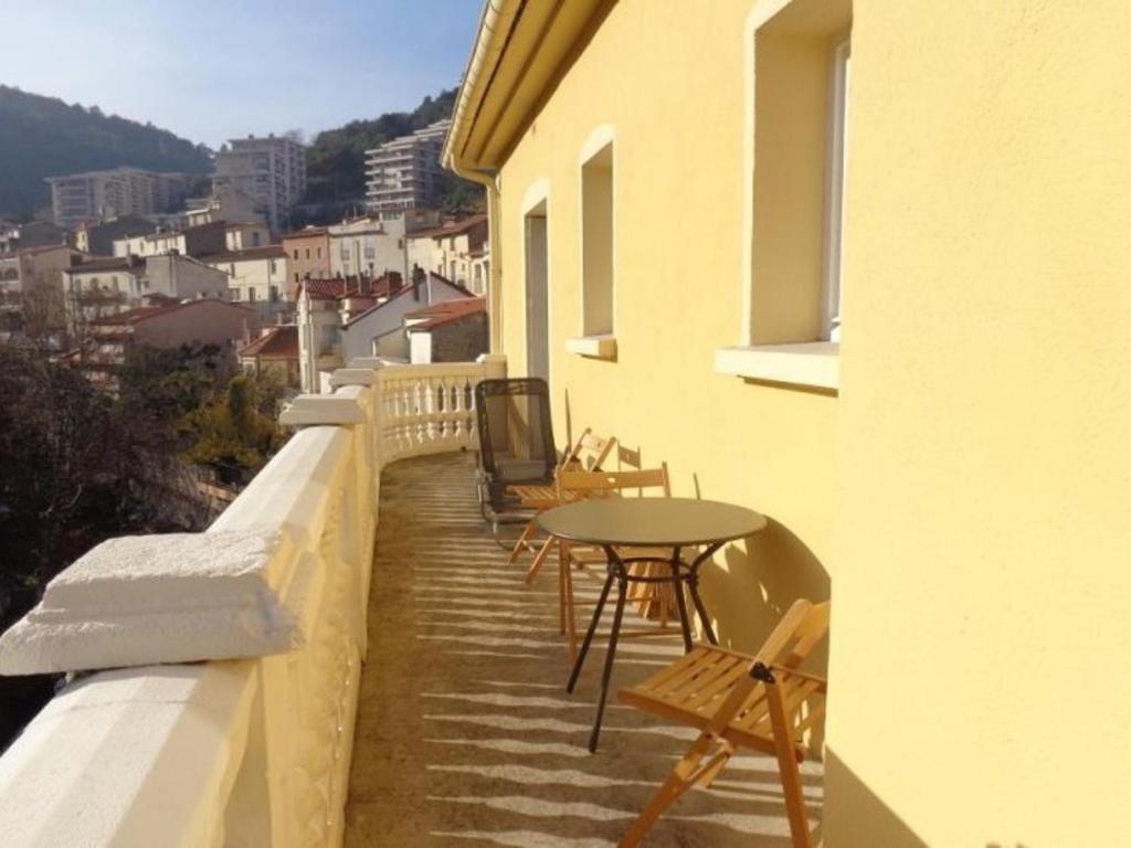 Balkón alebo terasa v ubytovaní Confortable F3 avec balcon/terrasse en centre-ville, proximité cures, parking, ascenseur, pour 4 pers. - FR-1-703-88