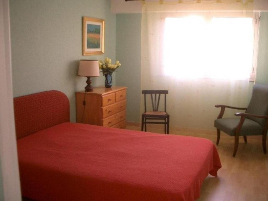 Posteľ alebo postele v izbe v ubytovaní Appartement F2 spacieux avec loggia et garage à 500m des Thermes - 4 couchages, animaux acceptés - FR-1-703-91