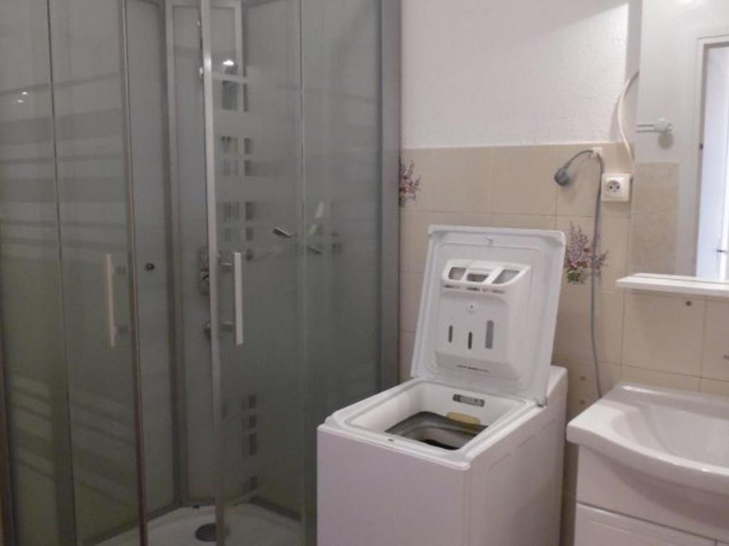Kúpeľňa v ubytovaní Appartement F2 spacieux avec loggia et garage à 500m des Thermes - 4 couchages, animaux acceptés - FR-1-703-91
