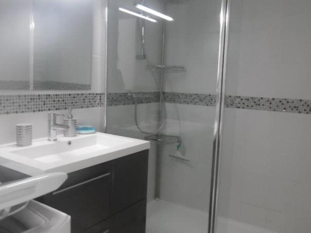 Kúpeľňa v ubytovaní Studio 4 couchages avec loggia, WIFI, proche centre et cures - Amélie-les-Bains - FR-1-703-57