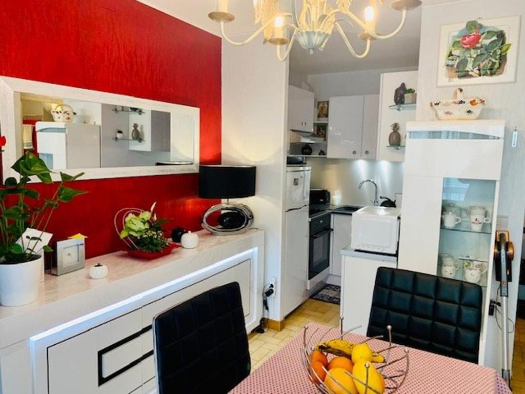 Kuchyňa alebo kuchynka v ubytovaní Studio cosy avec terrasse - 2 pers - Amélie-les-Bains - FR-1-703-58