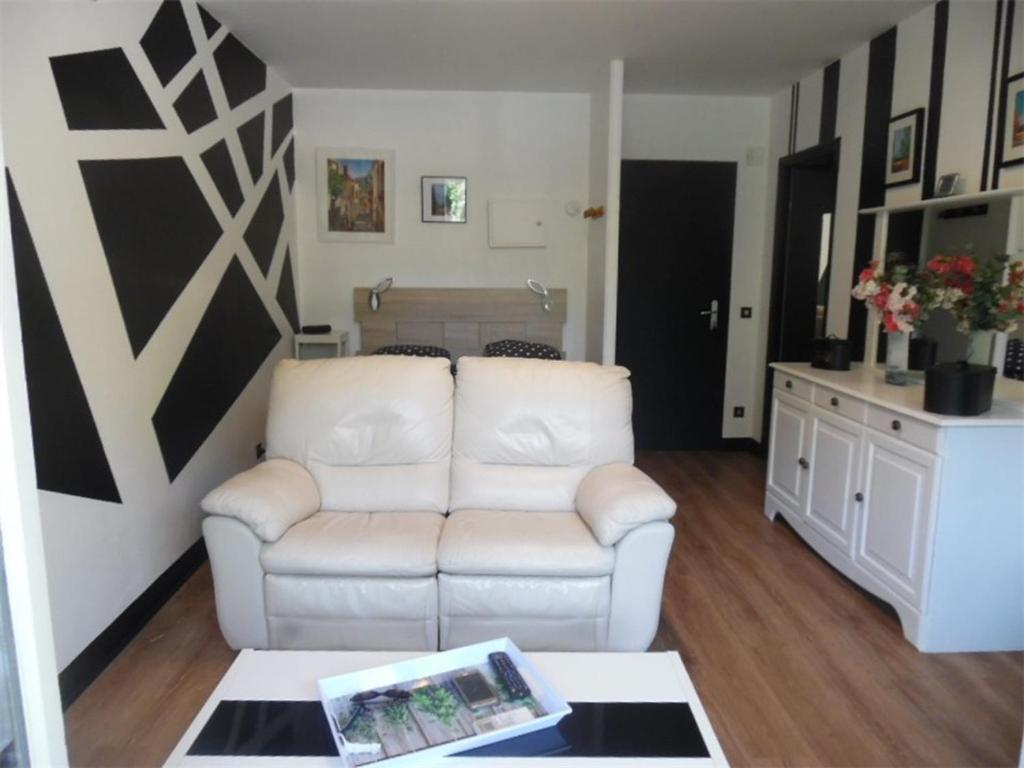 Posedenie v ubytovaní Studio confort avec balcon, clim, parking privé, à 50m des Thermes et 100m du centre, à Amélie-les-Bains - FR-1-703-59