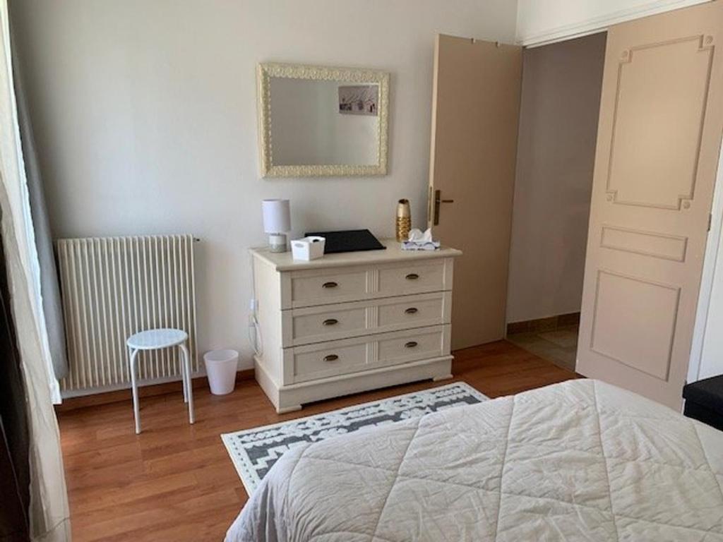 Posteľ alebo postele v izbe v ubytovaní Appartement F2 cosy avec terrasse, plein sud, à 600m des cures et 400m du centre, animaux acceptés. - FR-1-703-79