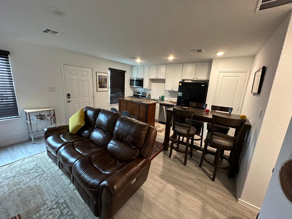 Gallery image of Lackland-area new cozy 2BR home in San Antonio