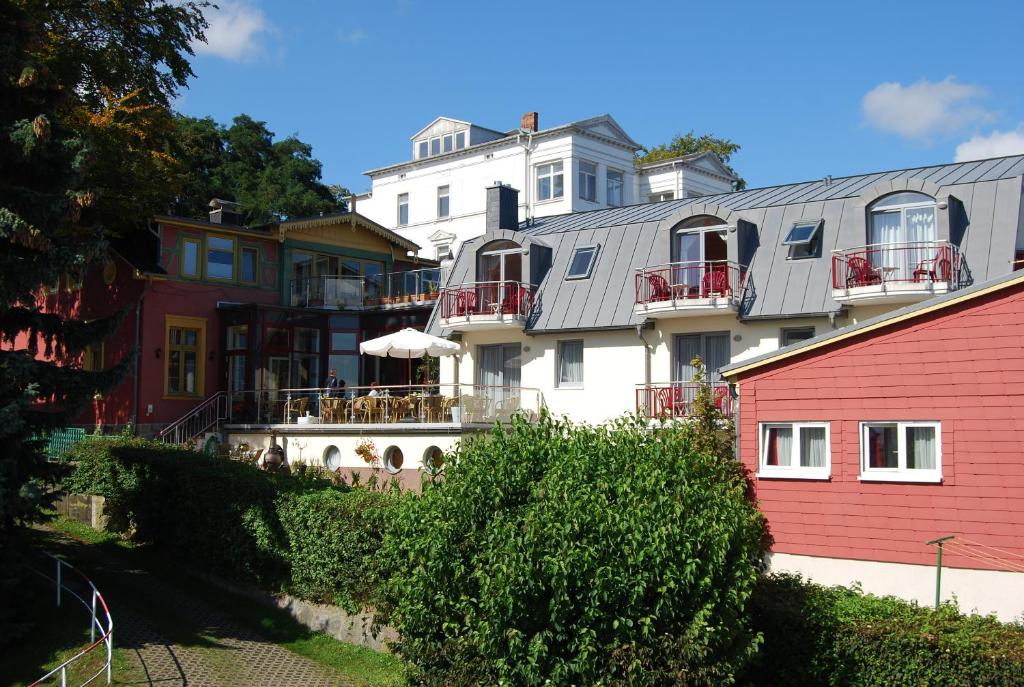 uma fila de casas com um edifício vermelho e branco em Pension Erdmann Garni em Heringsdorf