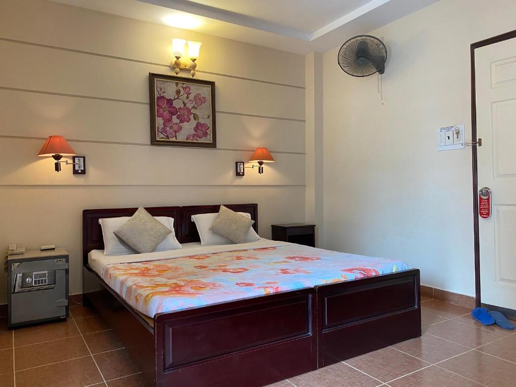 sypialnia z dużym łóżkiem w pokoju w obiekcie Kim Hotel w Ho Chi Minh