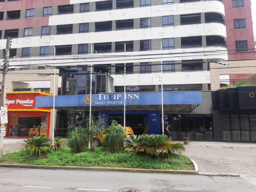 un edificio blanco alto con un letrero. en Tulip Inn 1506 Meireles Fortaleza, en Fortaleza